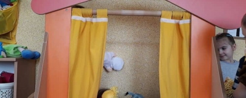 TEATRZYK KUKIEŁKOWY W WYKONANIU PSZCZÓŁEK