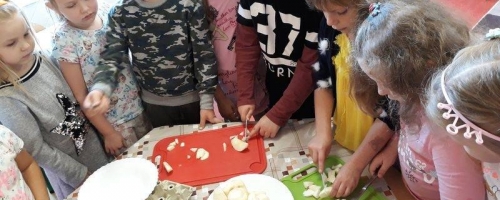 Starszaki pieką ciasto