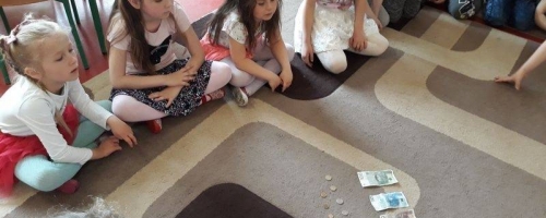 Smerfy poznają historię pieniądza