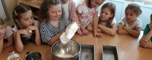 SŁONECZKA PIEKĄ CHLEB