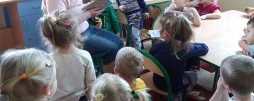 ODWIEDZINY PANI URSZULI KOSMALA Z GMINNEJ BIBLIOTEKI W WIDZOWIE