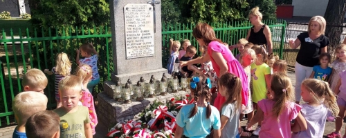 Oddanie hołdu zamordowanym w 1939 r mieszkańcom Widzowa 