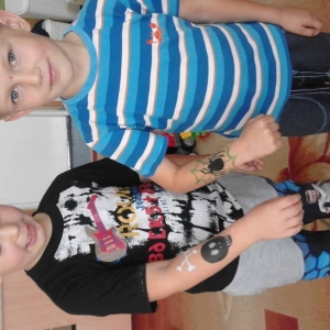 pokaż obrazek - Chłopcy ze swoimi super tatuażami